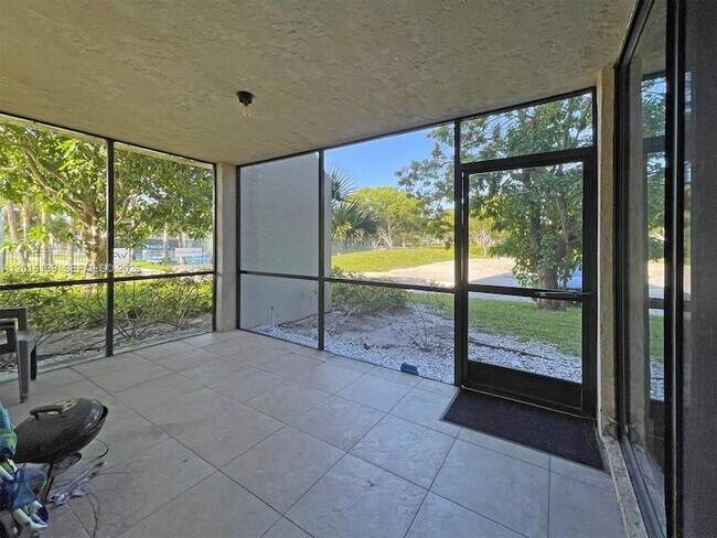 Building Photo - 825 Egret Cir