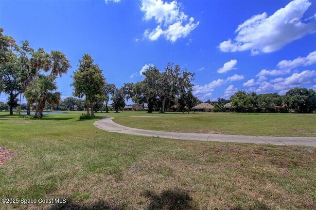 Building Photo - 1051 Country Club Dr