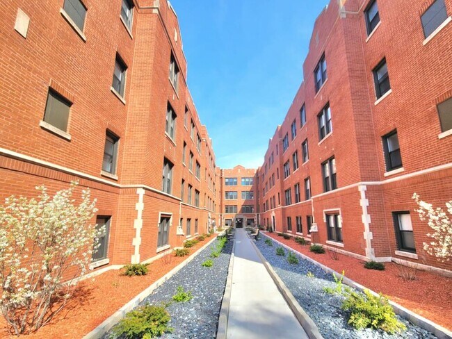 Building Photo - 3942 N Janssen Ave