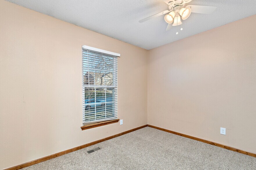 Building Photo - 937 Goldfinch Ln