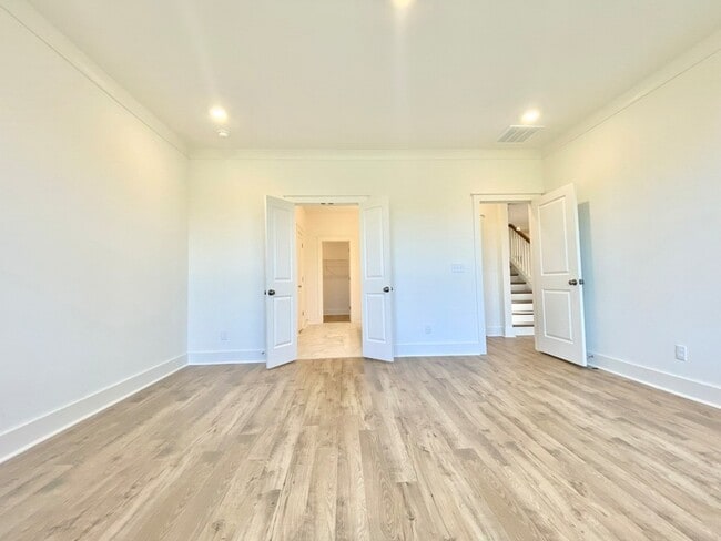 Building Photo - 643 Conifer Dr