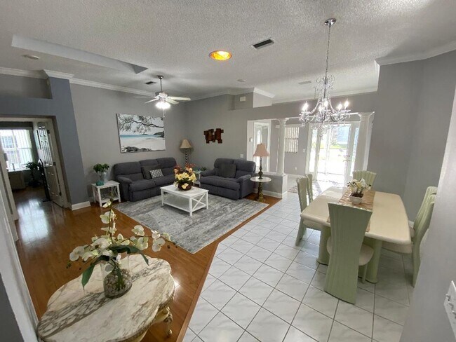 Building Photo - Spectacular ANNUAL LEASE, Fully Furnished ...