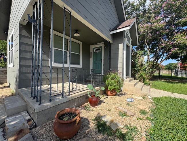 Building Photo - Lovely 3 Bedroom, 2 Bath Bungalow in the H...
