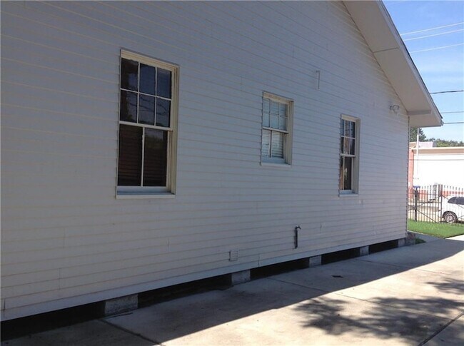 Building Photo - 317 Deckbar Ave
