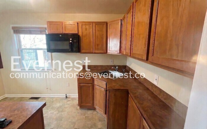 Building Photo - 16913 Lotus Dr