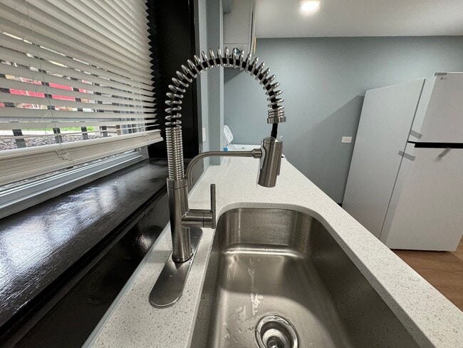 Building Photo - Spacious 1BR Single-Family Near 55th & Whipple — Heat & Hot Water Included