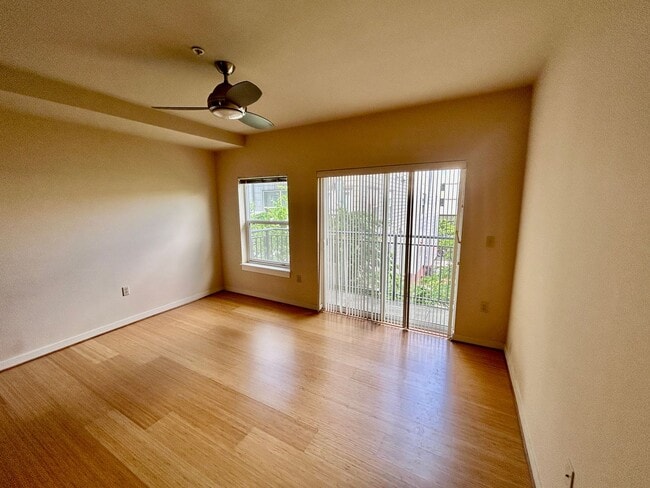 Building Photo - Fantastic Studio Apartment with 2 parking spaces included! AVAILABLE NOW!
