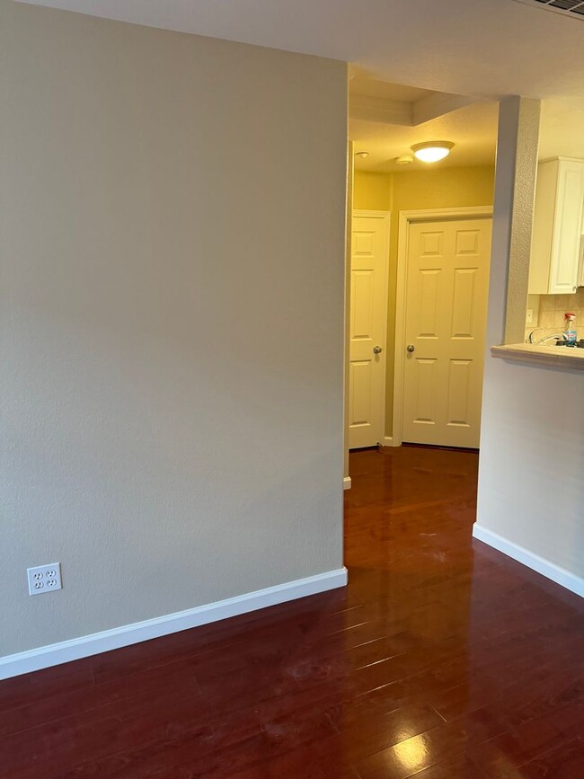 Building Photo - Vineyard Terrace 1 Bed 1 Bath Condo, Near ...