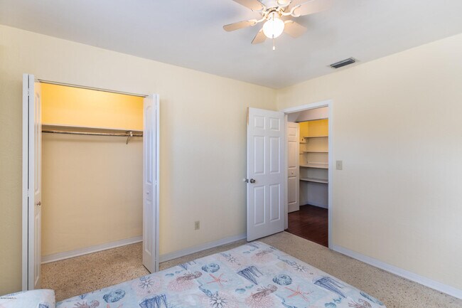 Building Photo - 136 Valencia Dr