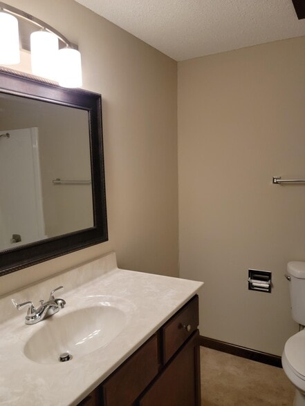 Building Photo - 42 Village Ct
