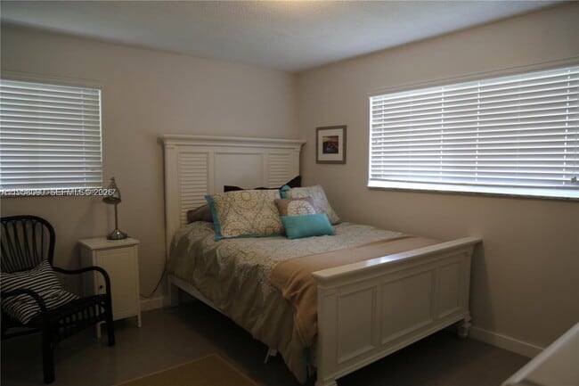 Building Photo - 8940 SW 95th Ave