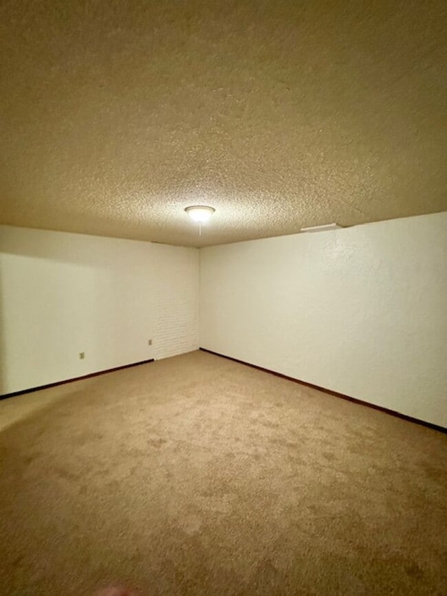 Building Photo - 1605 W Koch St
