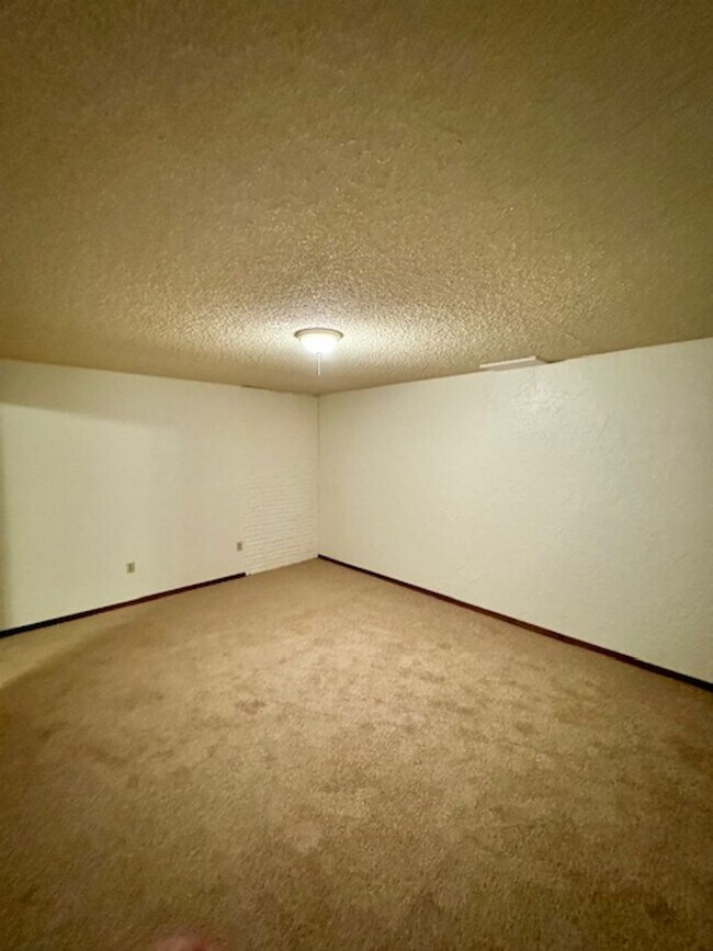 Building Photo - 4 Bedroom, 2.5 Bathroom Townhouse, Close to MSU