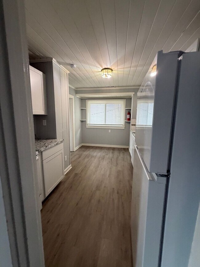 Building Photo - WALKING DISTANCE TO TOWN!!!
