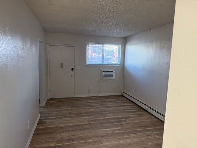 Building Photo - Cozy 2-Bedroom Apartment Available! | MOVE-IN SPECIAL: Move in now and get half off your first mo...