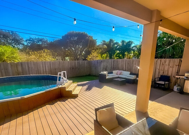 Building Photo - 826 SW 14th Ct