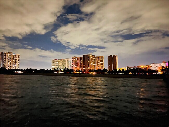 Building Photo - 400 N Riverside Dr