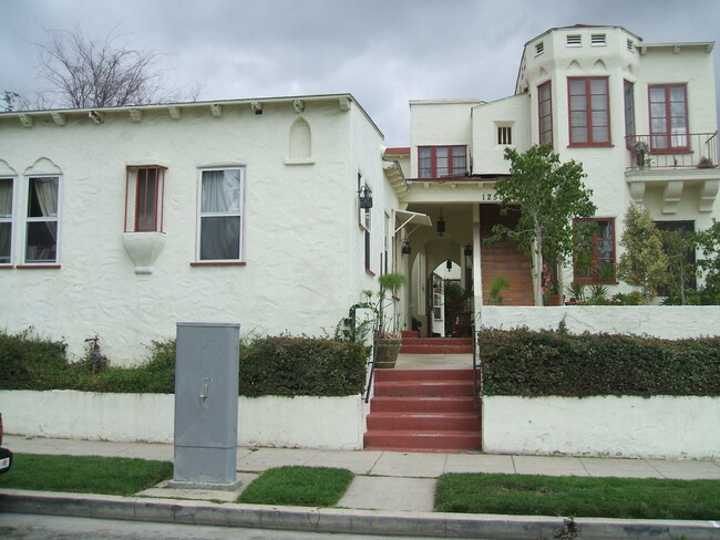Building Photo - 1252 N Mariposa Ave