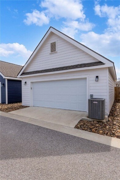 Building Photo - 835 NE Hts Ln