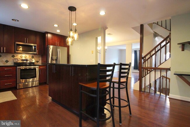 Building Photo - 8027 Merry Oaks Ct
