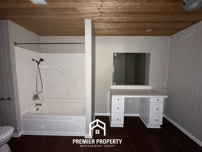 Building Photo - 2714 Gerald Ford Dr W