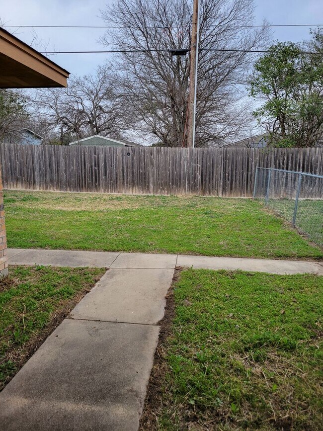 Building Photo - HUGE 2 BEDROOM DUPLEX IN HARKER HEIGHTS!
