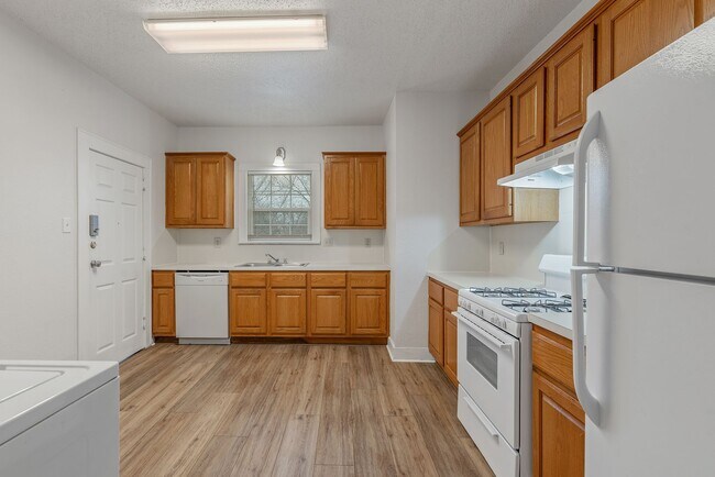 Building Photo - Cozy 2 Bedroom Apartment Available for Aug...