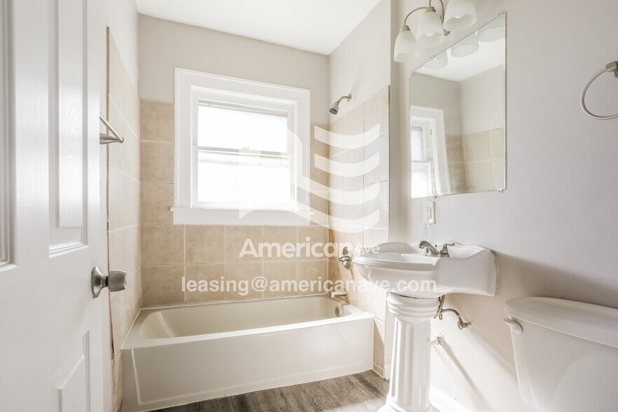 Building Photo - 1606 E 72nd St