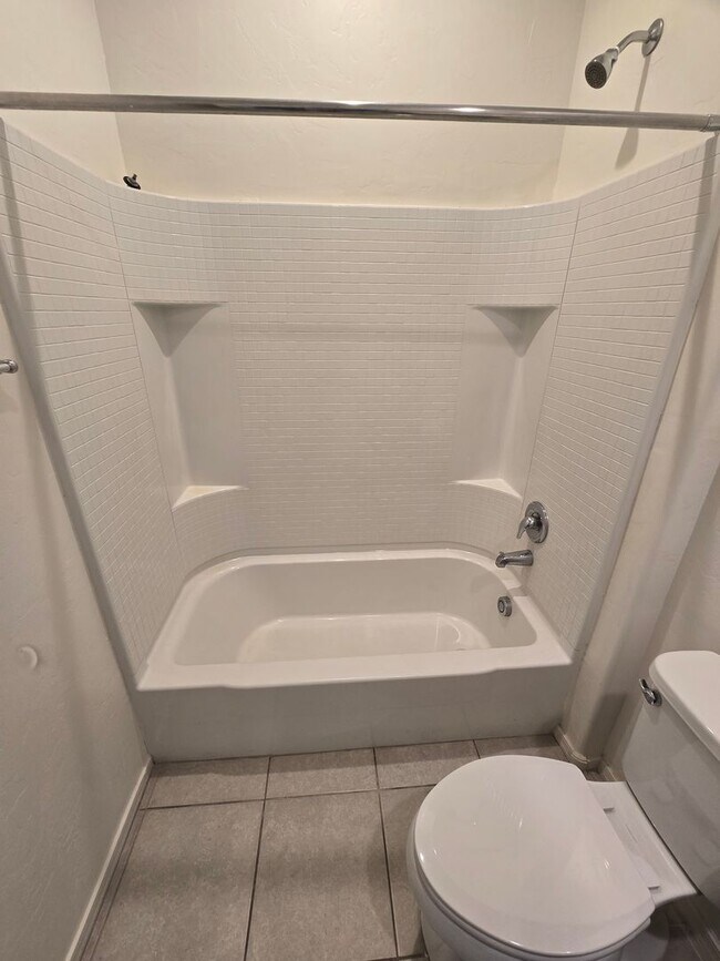 Building Photo - Like-New Home in Southeast Tucson’s Most Desirable Neighborhood!