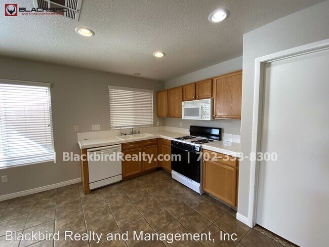 Building Photo - 8713 W Majestic Pine Ave