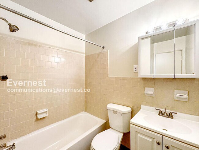 Building Photo - 2 Bed & 1.5 Bath Townhouse in Colonial Heights / Available Now!