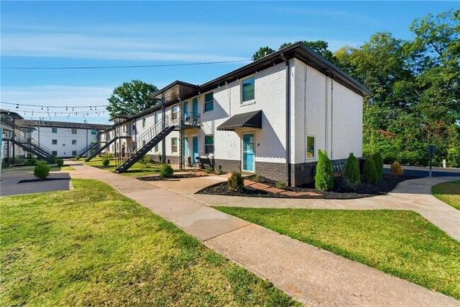 Building Photo - 558 College St