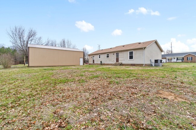 Building Photo - Nice home located next to Fort Campbell