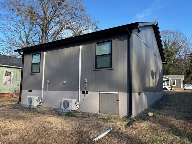 Building Photo - NEWLY RENOVATED 2 BED, 1 BATH HOME IN ASHEBORO, LAWN CARE INCLUDED!
