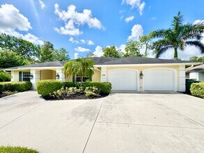 Building Photo - ** BERKSHIRE LAKES ** 3 BED + DEN / 2.5 BA...