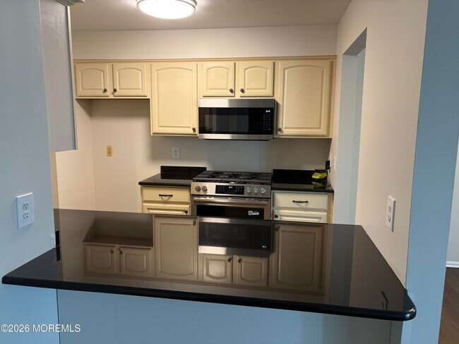 Building Photo - 606 Bay Ave