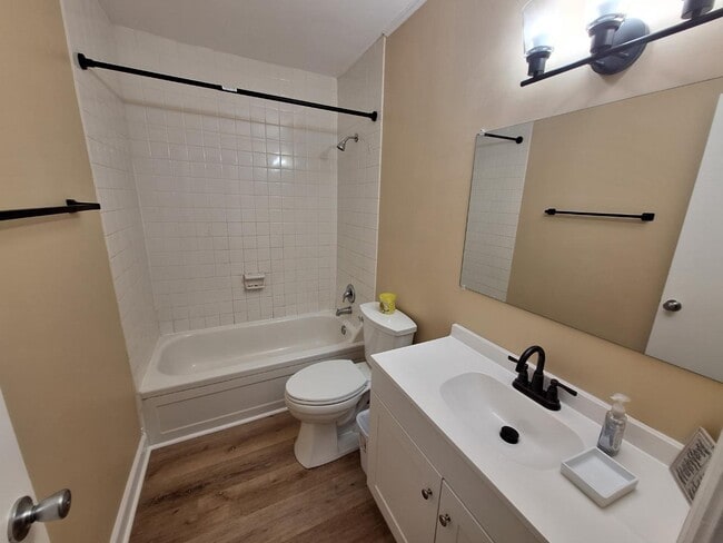 Building Photo - 2821 Tully Square