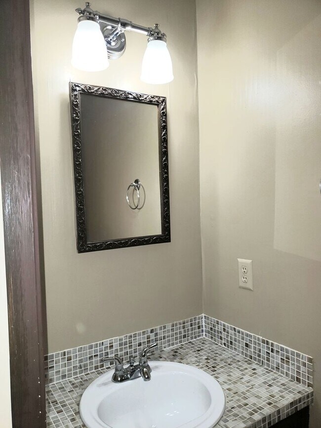 Building Photo - Vaughn Rd Convenient!