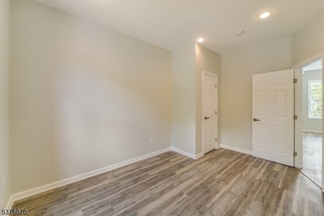 Building Photo - 38 Willowdale Ave