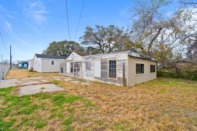 Building Photo - REMODELED 3 BEDROOM ON A CORNER LOT