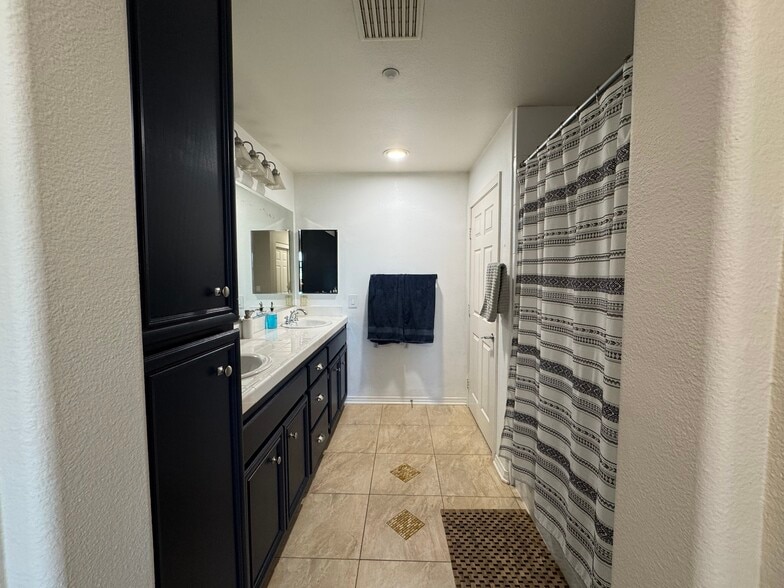 Building Photo - 243 Riverdale Ct