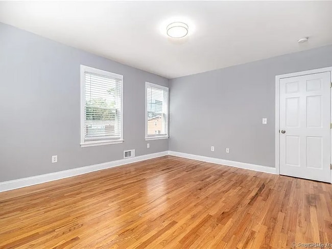 Building Photo - Sophisticated townhouse-style living offering 3 bedrooms, 2 baths