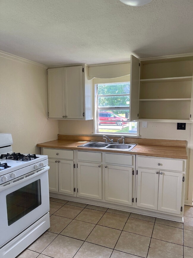 Building Photo - "Charming 3-Bedroom Home in Jonesboro – Cozy 955 Sq Ft Living!"