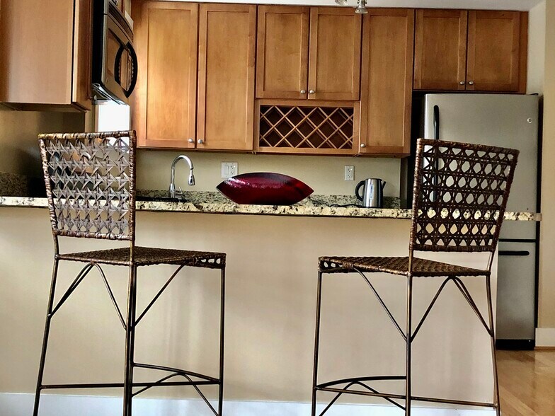 Breakfast/bar nook - 4840 MacArthur Blvd NW