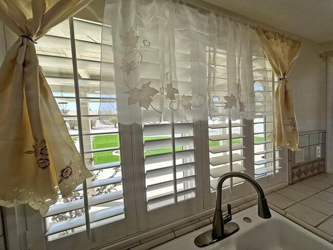 Building Photo - 7450 Paisley Ave