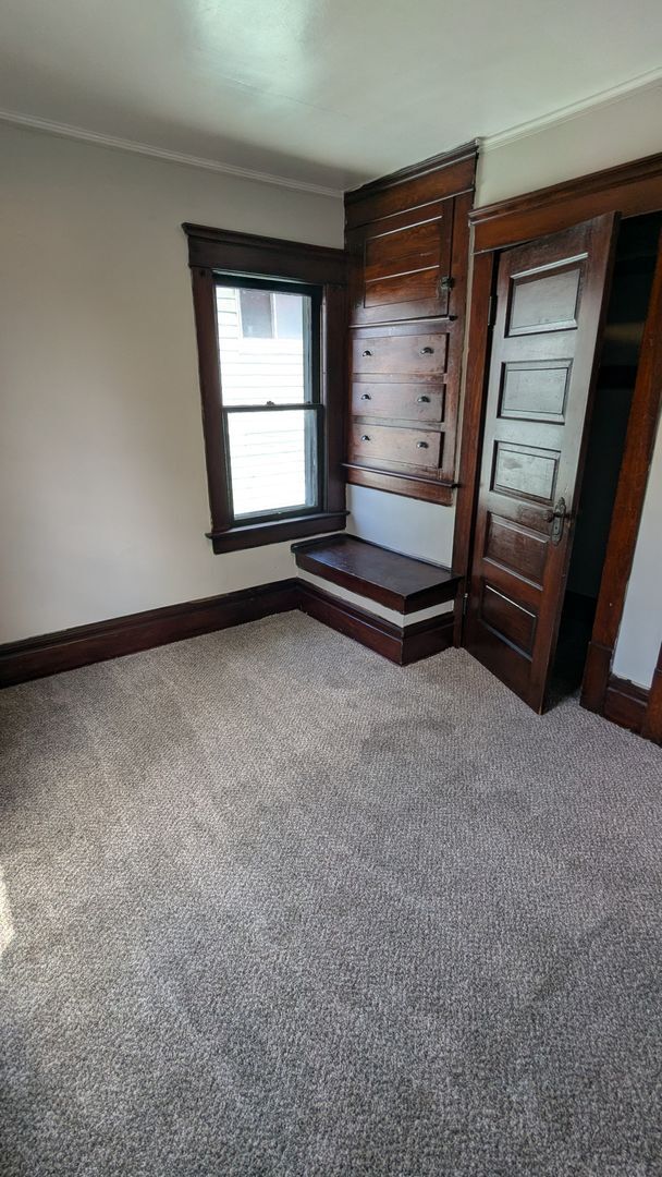 Building Photo - Spacious 5-bedroom, 1-bath home offers flexible living across multiple levels in Akron