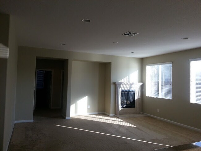 Building Photo - Free Rent for the rest of July Beautiful h...