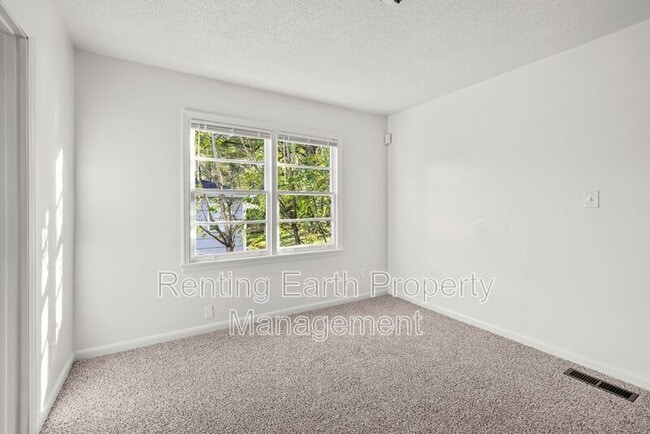 Building Photo - 932 5 Mile Rd