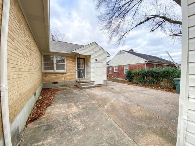 Building Photo - 3 bed 2 bath home recently renovated in Be...