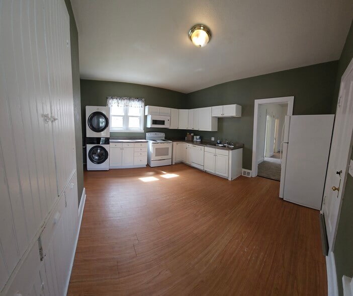 Kitchen - 915 W Highland St